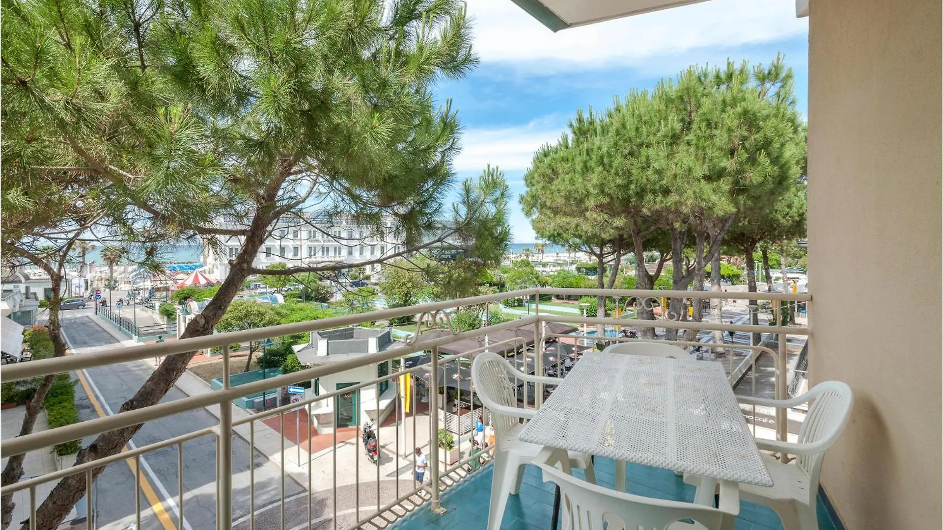 Lovely Apartment In Cattolica With Kitchen
